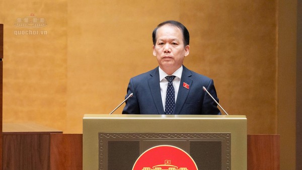 Bộ trưởng Bộ Tư pháp Hoàng Thanh Tùng trình bày Tờ trình dự án Luật sửa đổi, bổ sung một số điều của Luật Bảo vệ môi trường trước Quốc hội sáng 24/10.