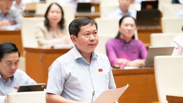 Đại biểu Tạ Minh Tâm (đoàn Đồng Tháp) phát biểu tại hội trường chiều 30/10.