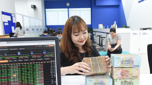 Cổ phiếu bất động sản nổi sóng, VN-Index tăng gần 30 điểm 