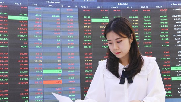 Giao dịch chứng khoán sáng 10/8: Nhóm cổ phiếu tài chính "tiếp sức" thị trường