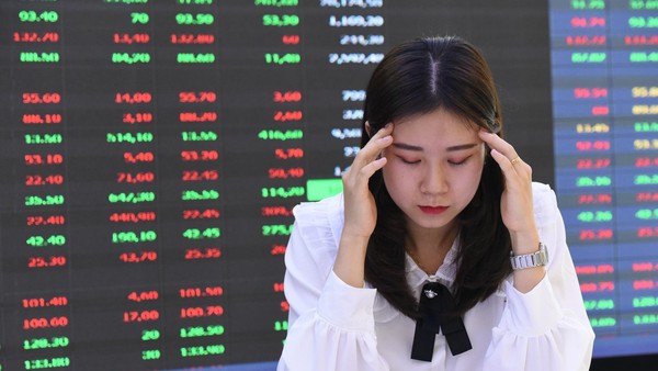 Hàng loạt cổ phiếu giảm sàn, chỉ số VN-Index "thủng" mốc 1.600 điểm