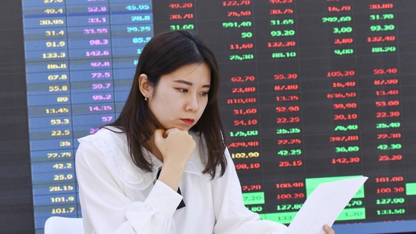 Giao dịch chứng khoán sáng 4/5: Nhóm năng lượng trở lại, cổ phiếu NVL bị bán tháo 