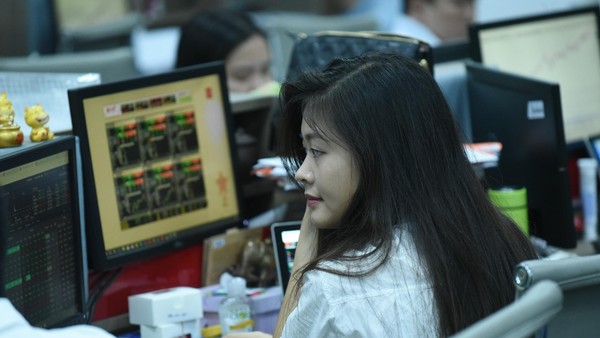 Giao dịch chứng khoán sáng 14/9: Thị trường giằng co, nhóm cổ phiếu năng lượng khởi sắc