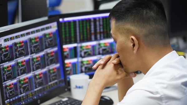 VN-Index hướng tới mốc 1.800 điểm, nhà đầu tư nên phân bổ tiền ra sao?