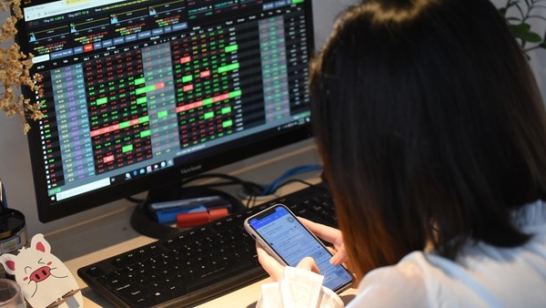 Cổ phiếu lớn ngân hàng và VIC giữ nhịp tăng cho thị trường 