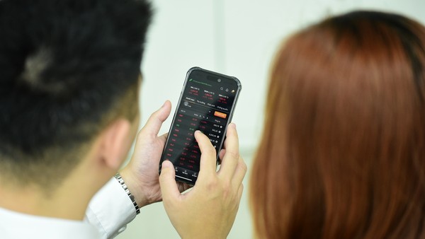 Giao dịch chứng khoán sáng 20/7: Thị trường vẫn chìm trong sắc đỏ