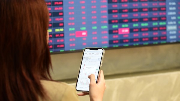 Giao dịch chứng khoán sáng 23/3: Lực bán gia tăng, VN-Index thử thách mốc 1.600 điểm