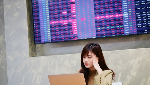 VN-Index tăng gần 10 điểm, thanh khoản xuống thấp nhất 1,5 tháng