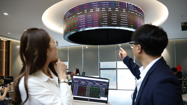 Giao dịch chứng khoán sáng 21/5: Cổ phiếu lớn “cản chân” thị trường 