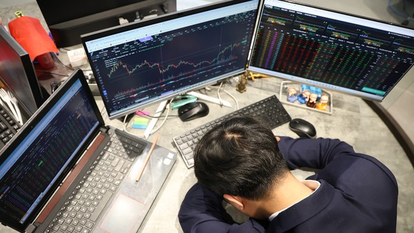 Giao dịch ảm đạm, VN-Index “thủng” mốc 1.900 điểm 