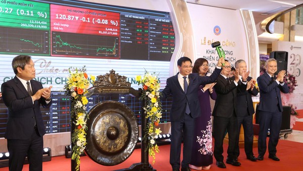 Bộ trưởng Nguyễn Văn Thắng đánh cồng khai trương phiên giao dịch chứng khoán đầu năm 2026