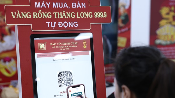 Mua vàng bằng máy "ATM" trước ngày Vía Thần tài