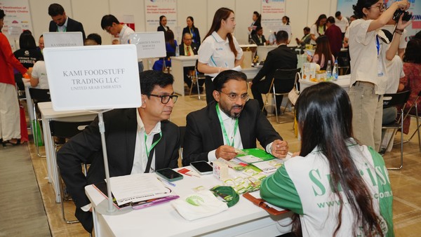 Các doanh nghiệp trong nước và nước ngoài đang trao đổi tại một sự kiện kết nối giao thương do Bộ Công thương tổ chức