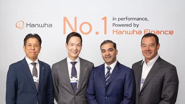 Ông Kim Dong Won - Chủ tịch kiêm Giám đốc Toàn cầu Hanwha Life (thứ hai từ trái qua) chụp ảnh cùng các đối tác quốc tế. Nguồn: Hanwha