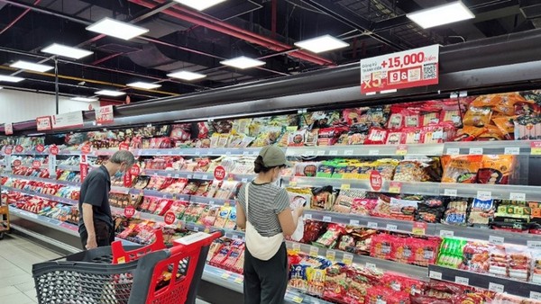 Hàng loạt mặt hàng thực phẩm chế biến tại siêu thị LOTTE MART đang được giảm giá, tặng kèm 