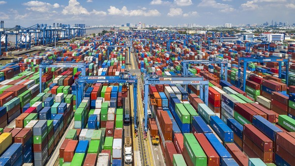 Xuất khẩu hàng hóa qua cảng. Ảnh Lê Toàn