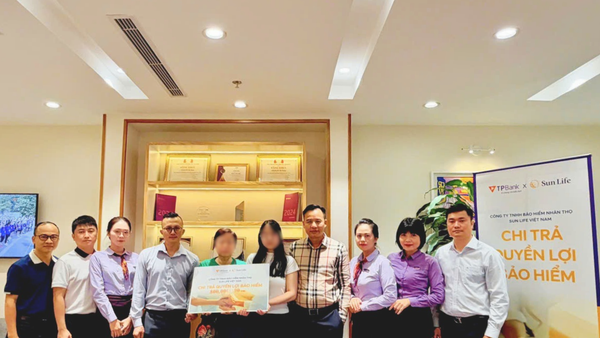 Đại diện Sunlife và TP Bank chi trả quyền lợi bảo hiểm cho gia đình khách hàng