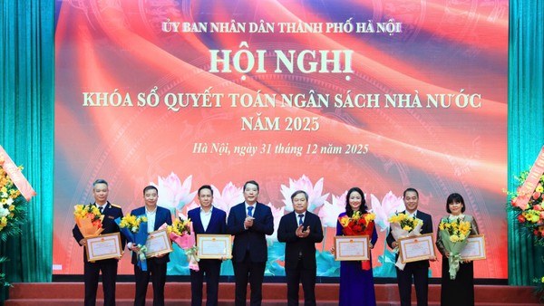 Ủy viên Trung ương Đảng, Phó Bí thư Thành ủy, Bí thư Đảng ủy, Chủ tịch UBND Thành phố Hà Nội Vũ Đại Thắng và Thứ trưởng Bộ Tài Chính Cao Anh Tuấn trao tặng Bằng khen cho các đơn vị ngành tài chính Thủ đô.