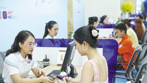 Lãi suất tăng, khiến kênh tiền gửi tiết kiệm đang trở nên hấp dẫn (Ảnh: Đức Thanh) 