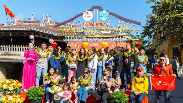 Phố cổ Hội An đón đoàn khách đầu tiên tham quan trong năm 2026.