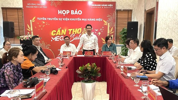 Giám đốc Sở Công thương TP. Cần Thơ Hà Vũ Sơn phát biểu tại buổi họp báo giới thiệu sự kiện Khuyến mại hàng hiệu Cần Thơ Mega Sale 2026.