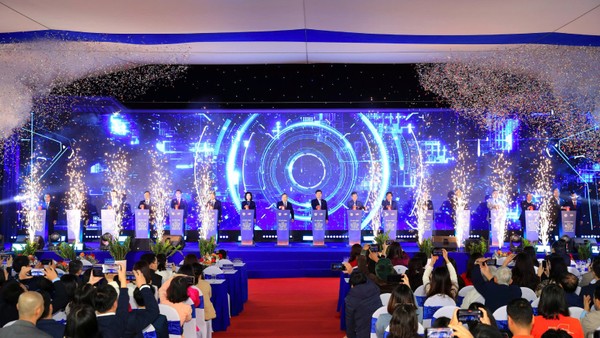 Các đại biểu thực hiện nghi thức khởi công dự án.