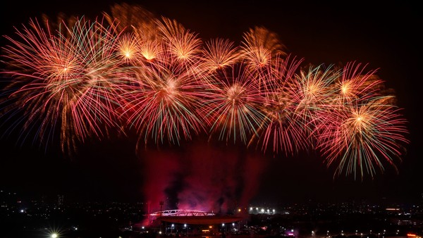 Người dân choáng ngợp trước màn sơ duyệt pháo hoa nghệ thuật tại Mỹ Đình