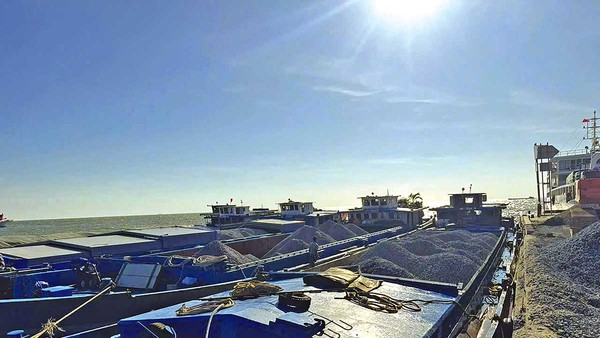 Các tàu chở đá xây dựng cập cảng Phú Quốc (Ảnh: P.V) 