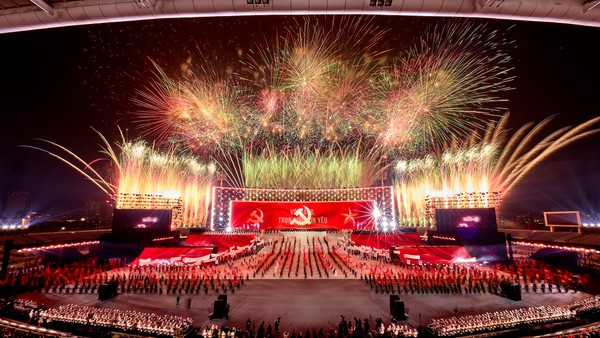 Đại nhạc hội pháo hoa “Dưới lá cờ vẻ vang của Đảng” quy mô hoành tráng chưa từng có. Ảnh: Ánh Dương.