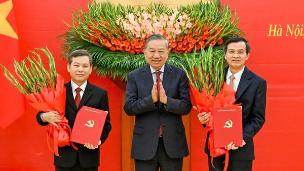 Tổng Bí thư Tô Lâm trao Quyết định của Bộ Chính trị và tặng hoa chúc mừng các đồng chí Lê Minh Trí và Đoàn Minh Huấn. (Ảnh: DUY LINH) 