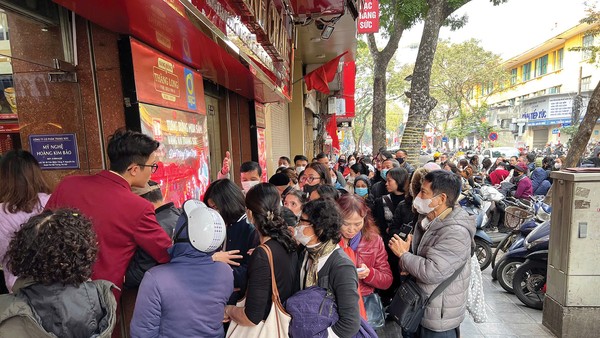 Người dân xếp hàng mua vàng trong sáng ngày 28/1/2026 tại Hà Nội