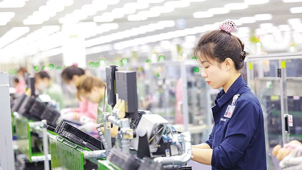 Năm 2026, dự báo thu hút FDI vẫn tích cực. Trong ảnh: Sản xuất tại Samsung - một trong những nhà đầu tư lớn tại Việt Nam. Ảnh: Đức Thanh 