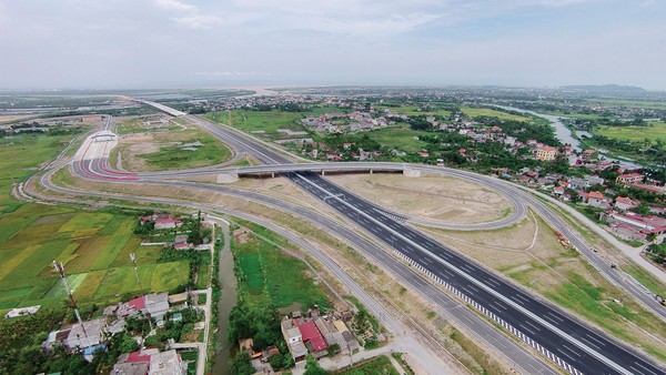 Đẩy mạnh đầu tư công để thúc đẩy tăng trưởng sẽ góp phần giảm áp lực lên chính sách tiền tệ