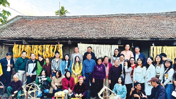 Các nghệ nhân trình diễn và hướng dẫn du khách trải nghiệm se tơ, rút đũi tại làng nghề dệt đũi Nam Cao (Ảnh: Hồ Hạ) 