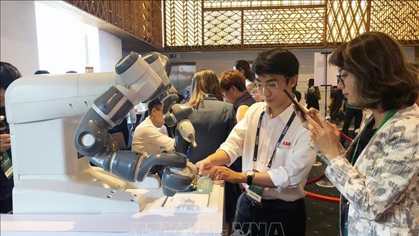 Doanh nghiệp giới thiệu công nghệ AI (Trí tuệ nhân tạo). 