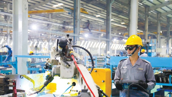 Đầu tư vào công nghệ và tự động hóa không phải để thay thế con người, mà để người lao động làm việc hiệu quả hơn và có thu nhập tốt hơn