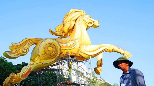 TP.HCM gấp rút hoàn thiện đường hoa Nguyễn Huệ đón Tết Bính Ngọ 