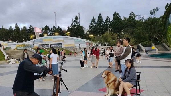 Lâm Đồng hướng tới xây dựng môi trường du lịch bền vững, an toàn, văn minh, thân thiện. Trong ảnh là du khách tham quan du lịch tại Quảng trường Lâm Viên, tỉnh Lâm Đồng. Ảnh: T.X 