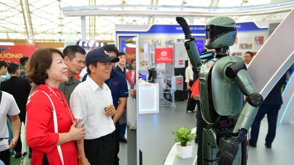 Người dân tương tác với robot AI.