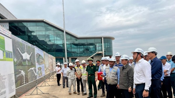 Phó Thủ tướng Trần Hồng Hà trên công trường xây dựng Cảng Hàng không quốc tế Long Thành - Ảnh: VGP.