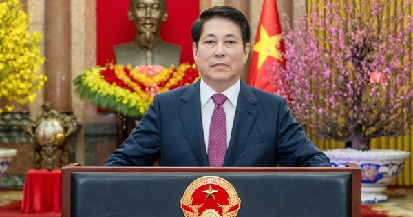 Chủ tịch nước Lương Cường gửi lời chúc Tết tới đồng bào, đồng chí, chiến sĩ cả nước và kiều bào ta ở nước ngoài vào thời khắc Giao thừa thiêng liêng bước sang năm mới Bính Ngọ 2026. 