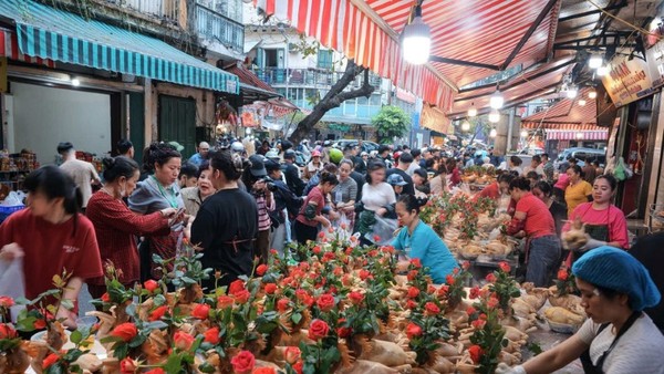 Mua sắm ngày Tết Bính Ngọ 2026 tại Hà Nội.