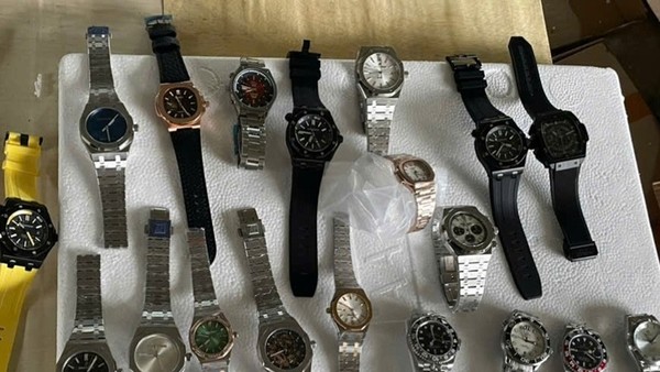 Một lô hàng đồng hồ giả nhãn hiệu bị cơ quan Hải quan phát hiện, bắt giữ.