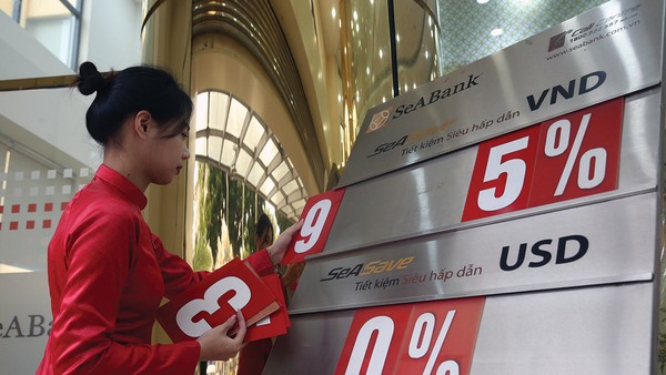 Với mức lãi suất lên tới 8-9%/năm, kênh tiền gửi tiết kiệm đang cho lãi suất thực dương 