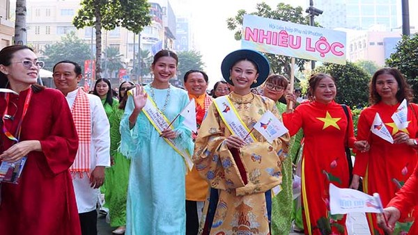 Sắc áo dài rực rỡ ở trung tâm TP.HCM chào mừng ngày 8/3 