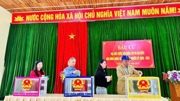 Không khí tưng bừng, rộn ràng ngày bầu cử tại Quảng Ninh 