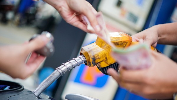 Tối 14/3, liên Bộ Công thương - Tài chính tiếp tục chi quỹ bình ổn để giữ giá xăng dầu không tăng.