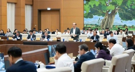 Thứ trưởng Bộ Tư pháp Phan Chí Hiếu trình bày tờ trình dự án luật. 