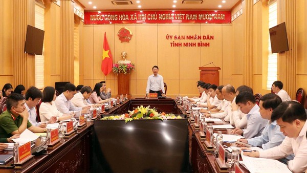 Ông Trần Song Tùng, Phó Chủ tịch Thường trực UBND tỉnh Ninh Bình chủ trì hội nghị