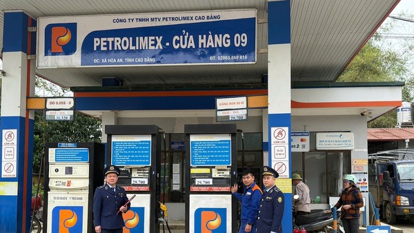 Lực lượng Quản lý thị trường giám sát hoạt động kinh doanh xăng dầu. 